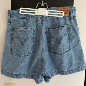 90’s mom style Levi shorts